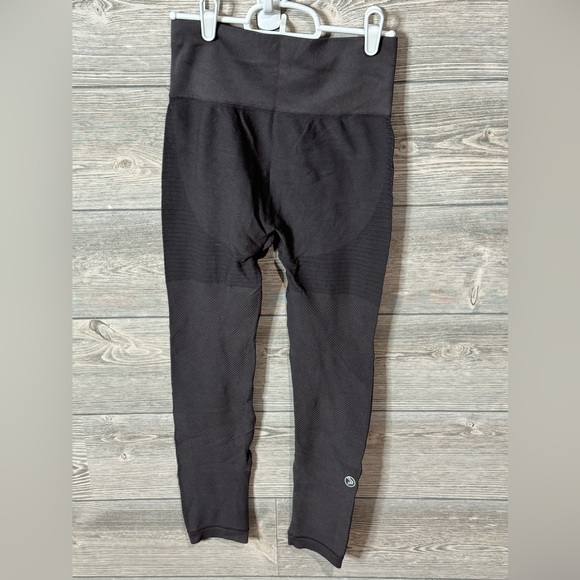 Savvi Eggplant Moto Leggings Size M/L Like New Condition Athletic Wear - Picture 5 of 10